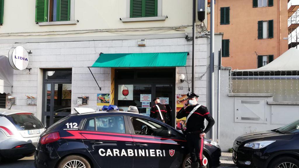I carabinieri davanti al bar Mago Merlino di via Toti