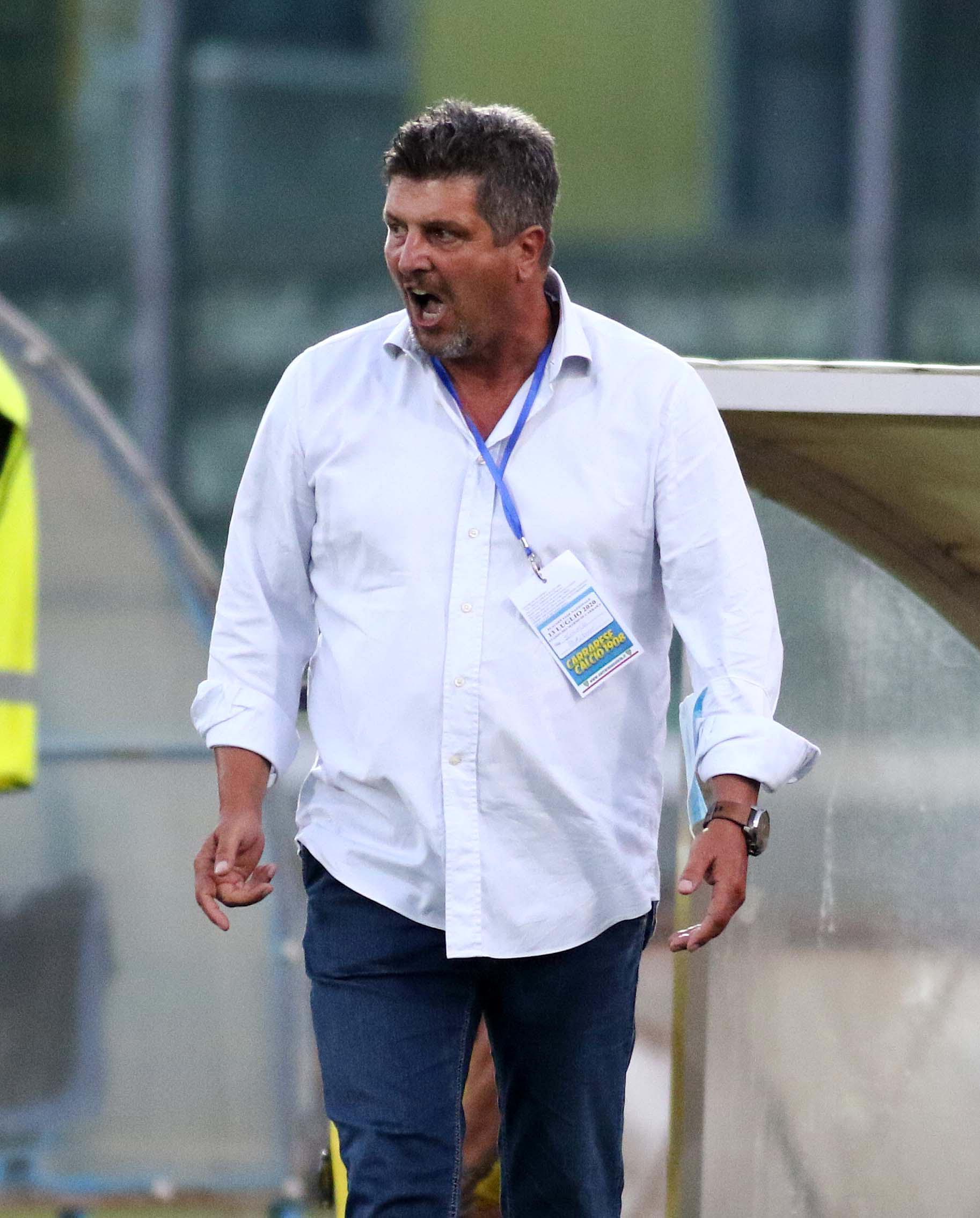 Carrarese fa harakiri con la capolista: resta in nove, il Como segna e ringrazia