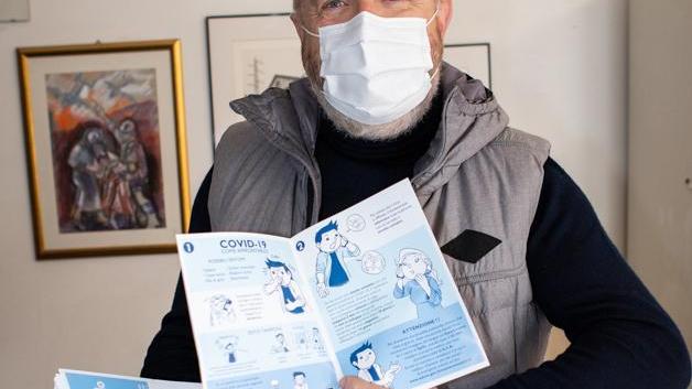 L'assessore Massimo Marconcini con un depliant
