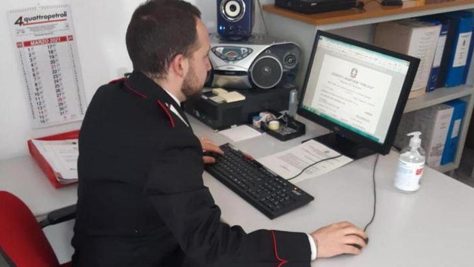Intesta la bolletta del suo negozio a un ragazzo morto: denunciato