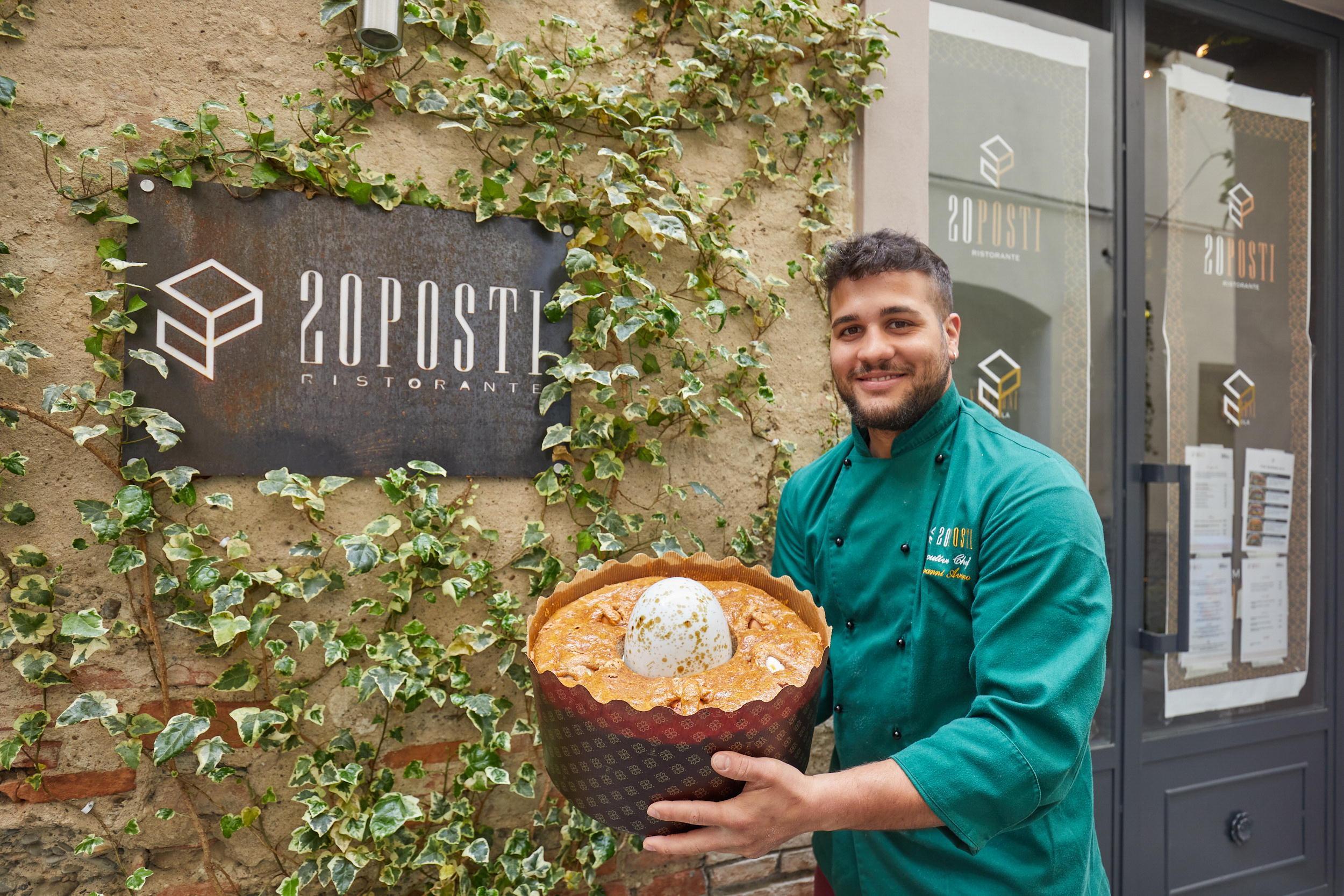 Lo chef Giovanni Avano col suo "casatiello" che verrà messo all'asta per beneficenza (foto Carlo Sestini)