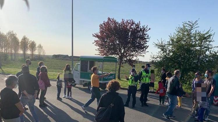 Mancano i tappi, arrivano i vigili: niente gelato e bambini in lacrime