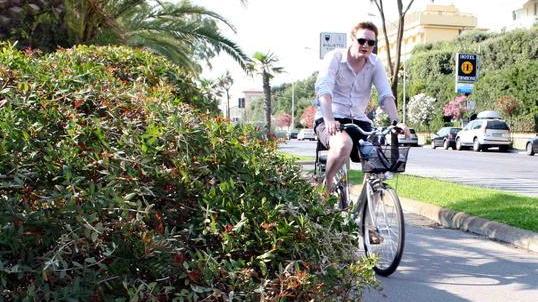 Mille pericoli sulla ciclabile di Marina di Pietrasanta: auto vicine alle bici e siepi alte