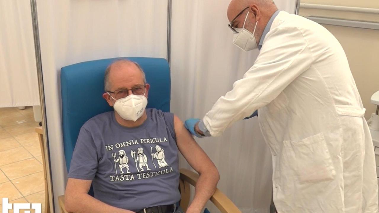La maglietta scherzosa del pensionato che si è fatto vaccinare