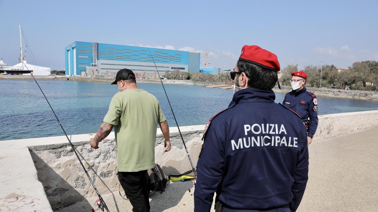 Controlli della municipale a un pescatore (foto Marzi)