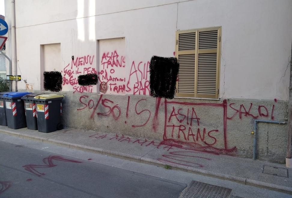 Prostituzione e video, scritte offensive sul muro accanto al bar
