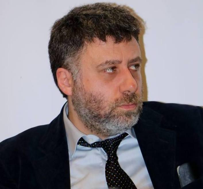 Il professore livornese attacca la Meloni, lei ribatte: «Odiatori». E il web si infiamma