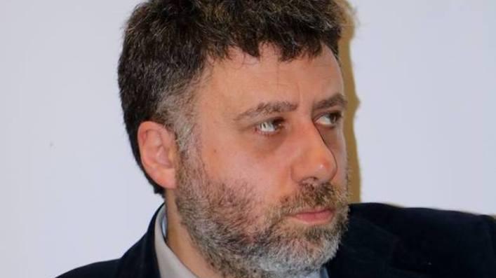 Il professore livornese attacca la Meloni, lei ribatte: «Odiatori». E il web si infiamma
