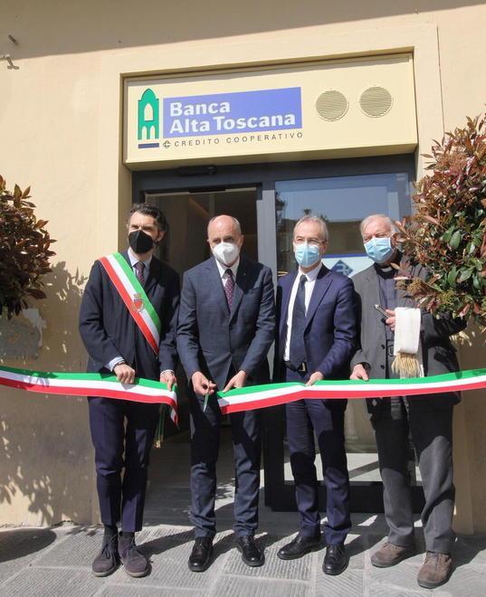 Inaugurato il bancomat in piazza del Duomo
