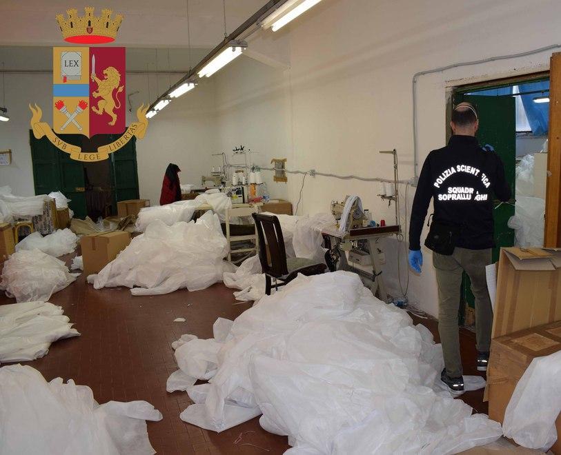 Ammassati nel laboratorio tessile cinese Denunciati il titolare e quattro lavoratori 