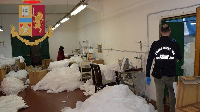 Ammassati nel laboratorio tessile cinese Denunciati il titolare e quattro lavoratori