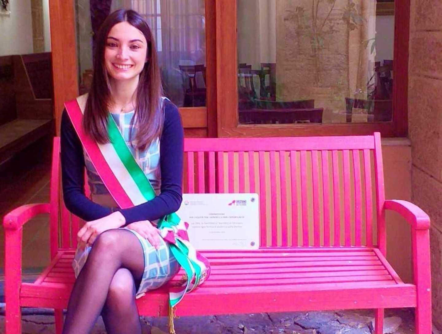 Una foto sulla panchina rossa, si dimette in blocco la Cpo