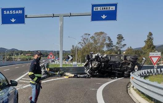 Camion di carne si ribalta: ferito il conducente 
