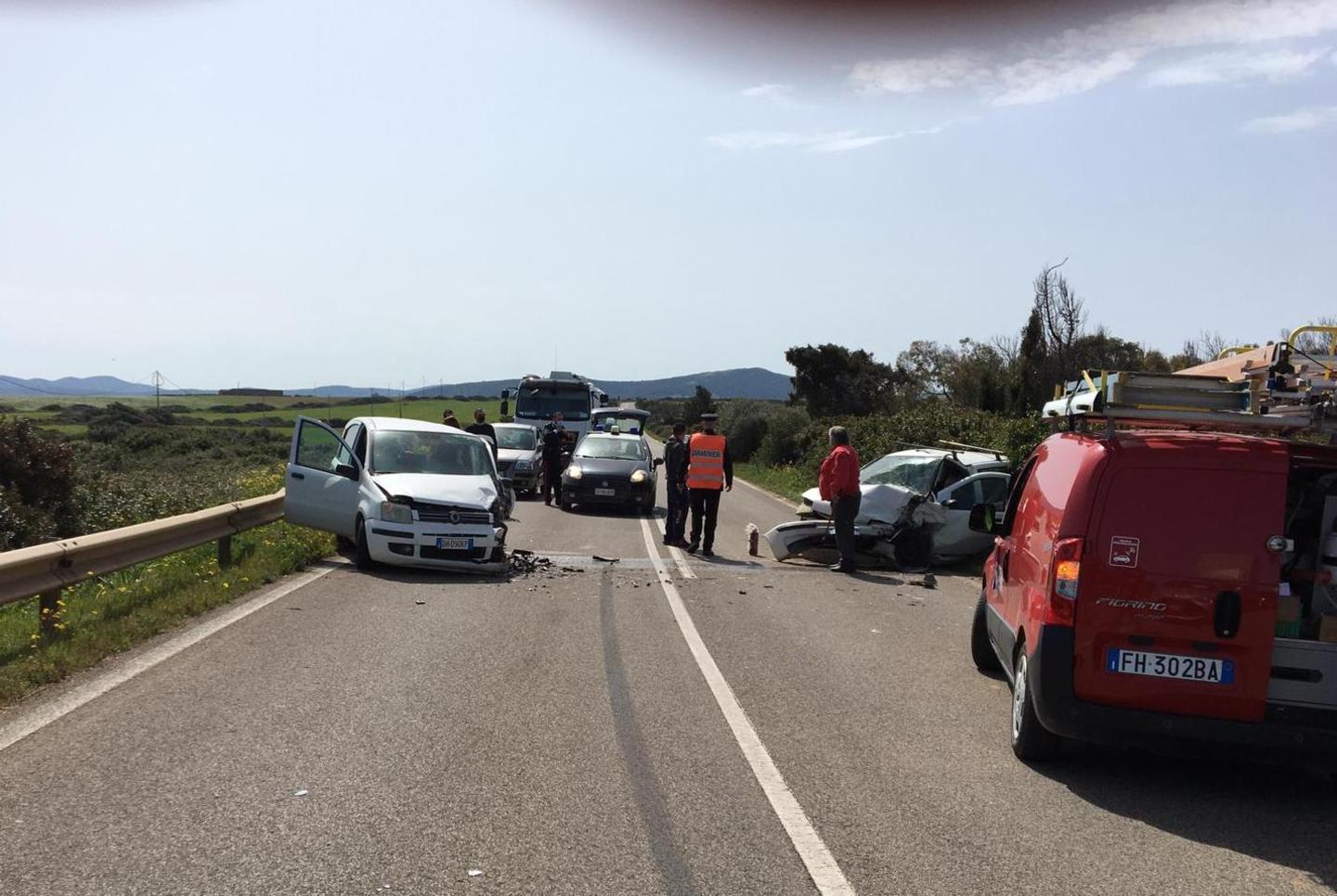 Frontale tra due auto: ferito un 80enne 