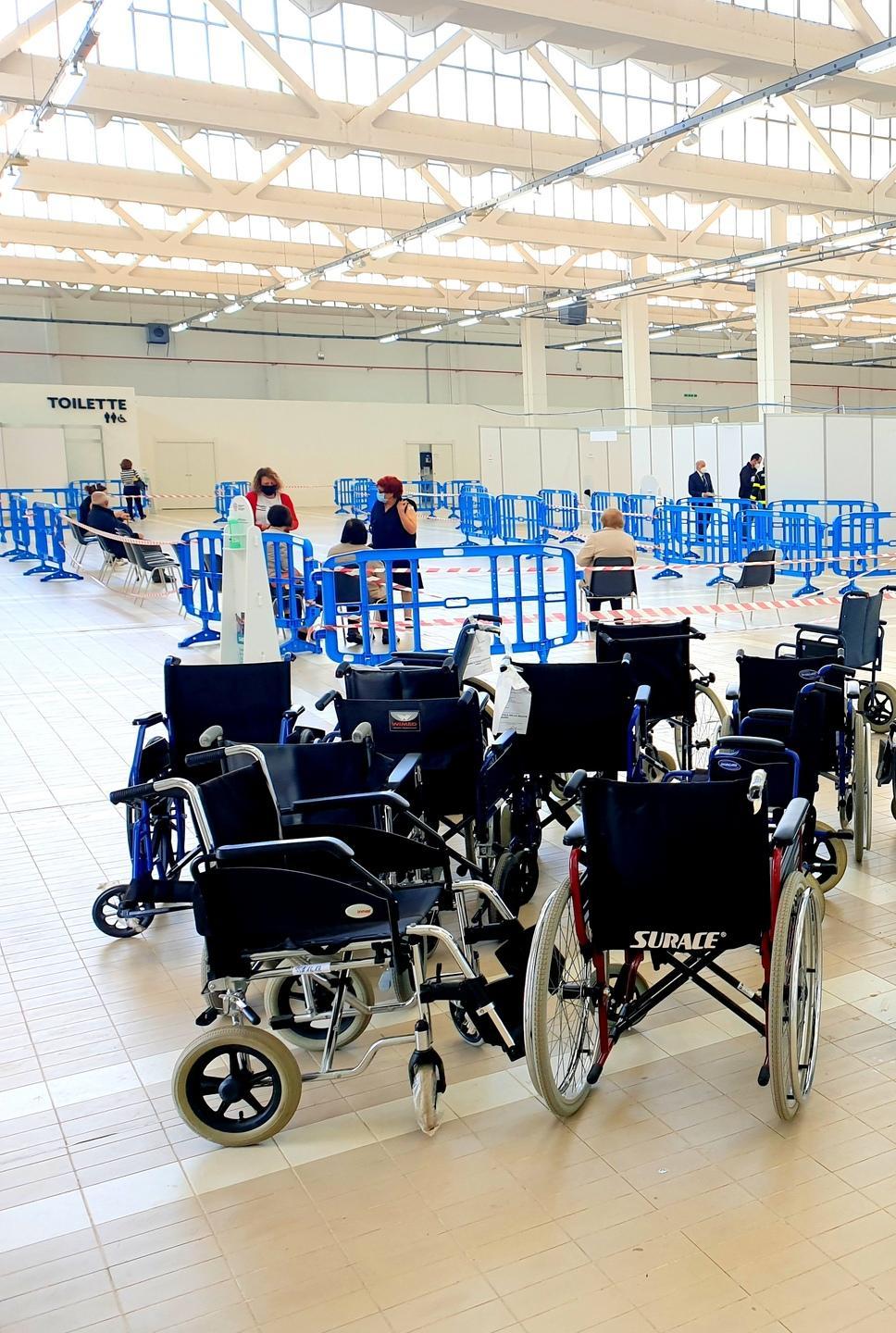 Vaccini: alle 9 troppi utenti file e disagi per i novantenni