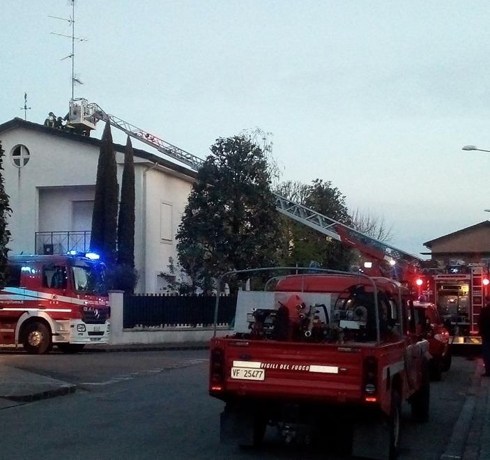 Fossoli. In fiamme il tetto di una casa Rogo spento con l’autoscala 