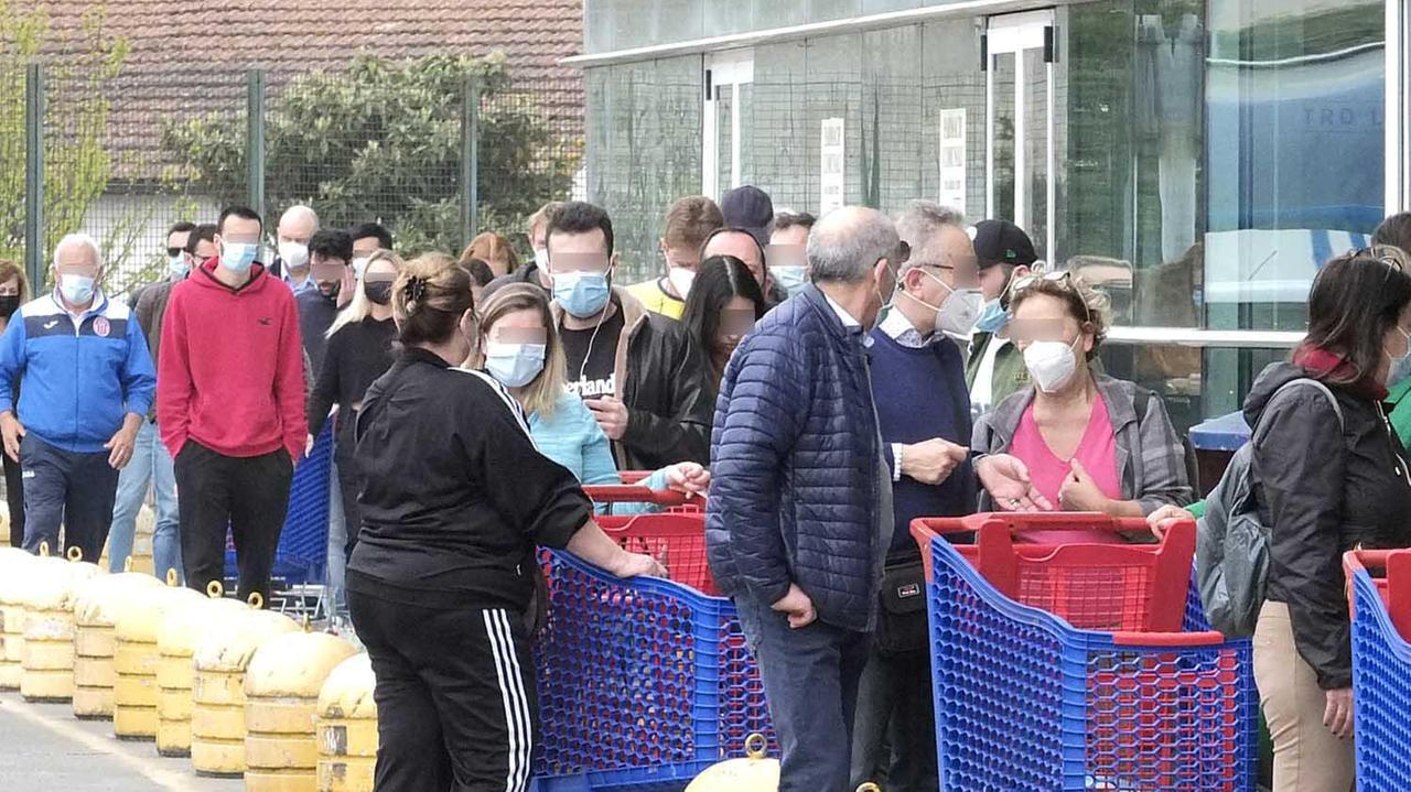 Pisa, file interminabili ai supermercati e fioristi e tabaccai gonfi di rabbia