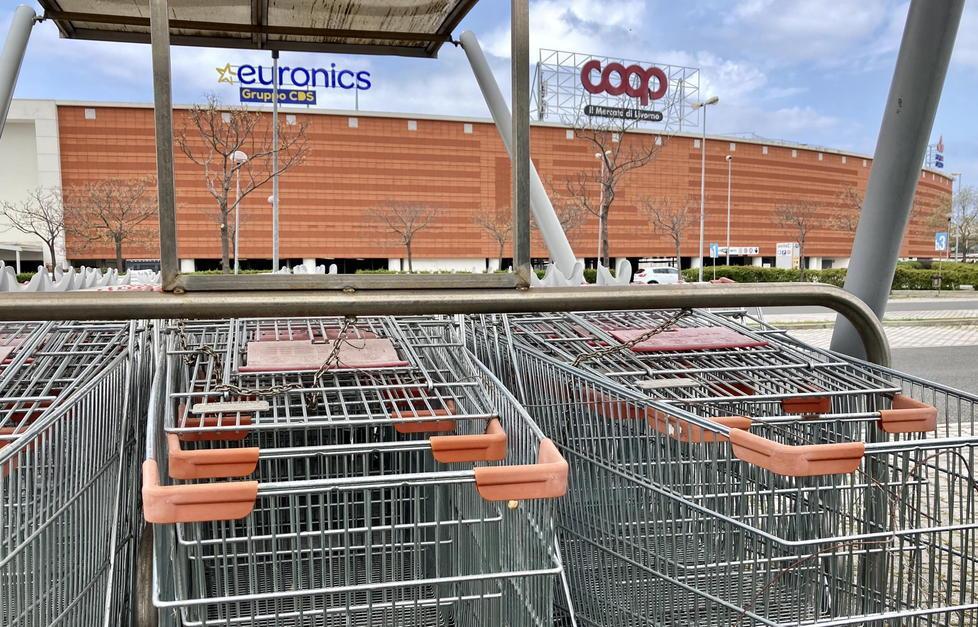 «Questa spesa la paga il Comune»: in 20 forzano le casse all’Ipercoop. L'inseguimento, i testimoni e le indagini
