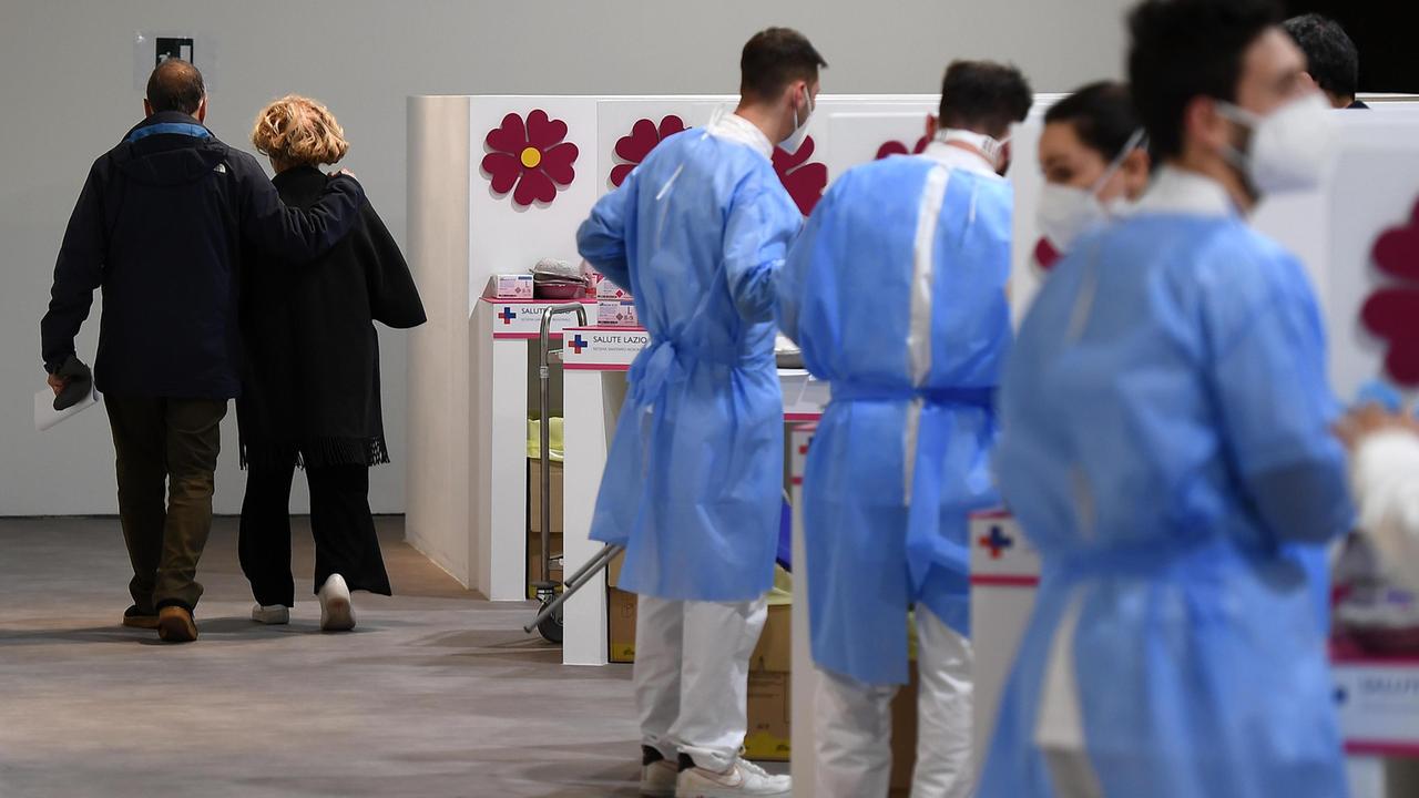 La vaccinazione agli over 80 è uno dei tasti dolenti della campagna vaccinale in Toscana