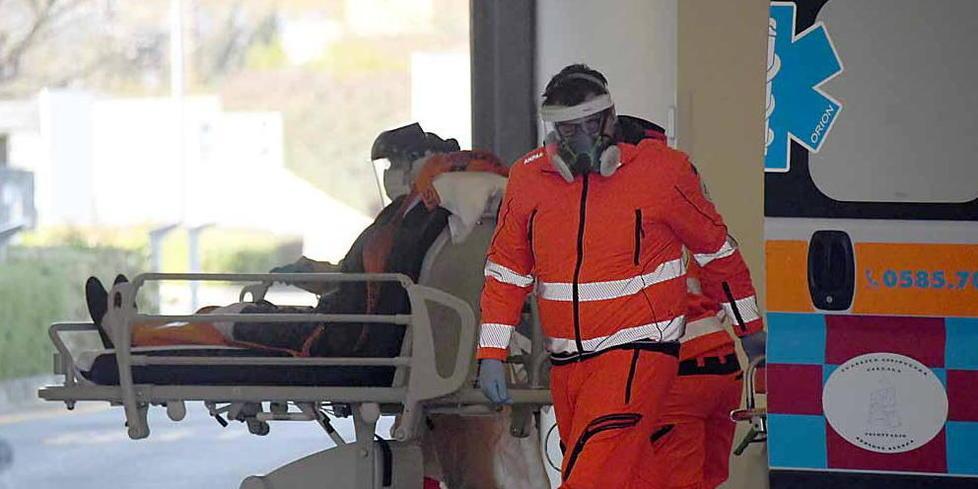 Coronavirus, arriva al pronto soccorso con febbre alta e forti dolori: trattato con i monoclonali, si riprende 