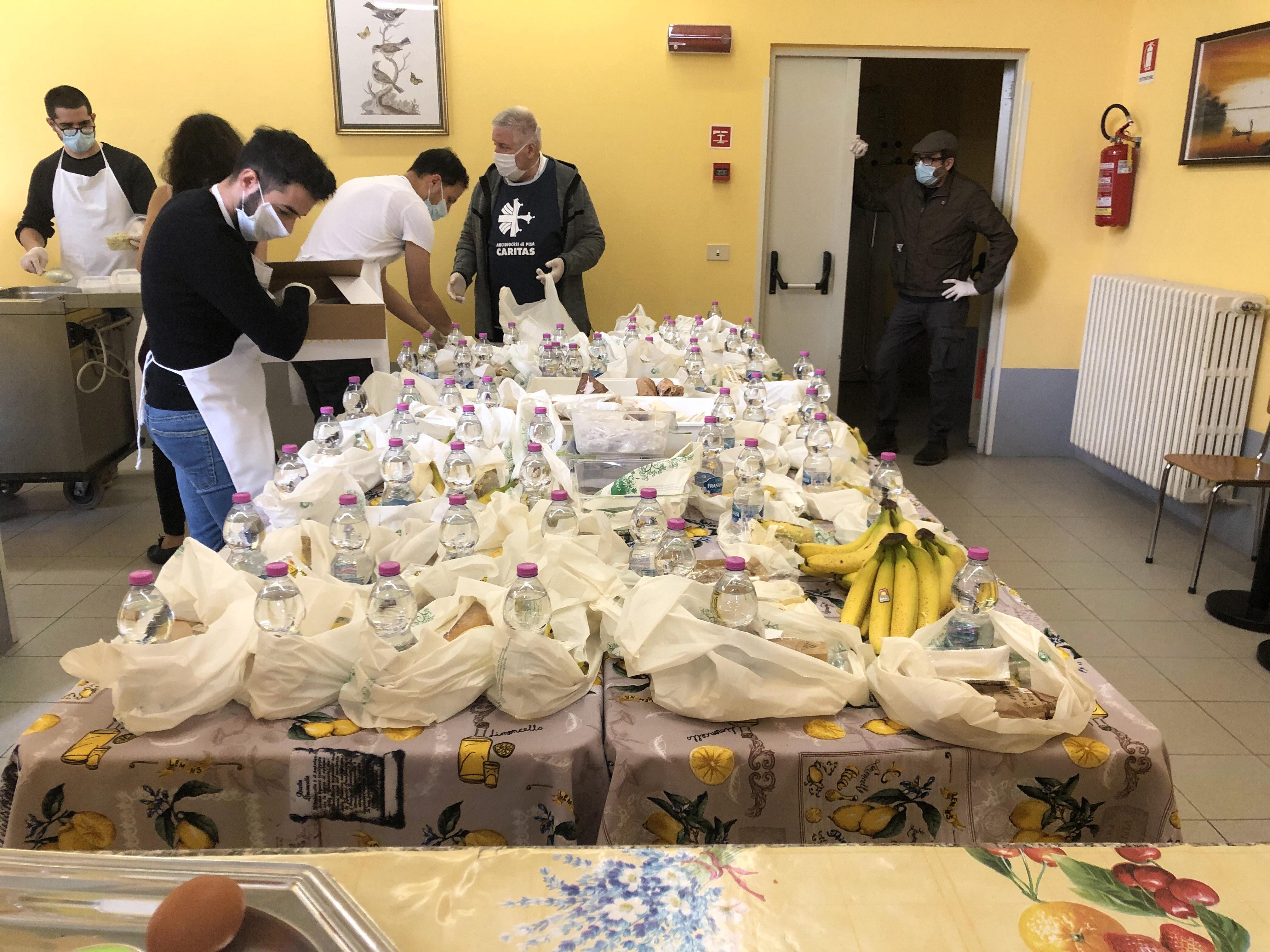 In coda per un pasto: camerieri, cuochi e bancarellai. Il dramma dei nuovi poveri