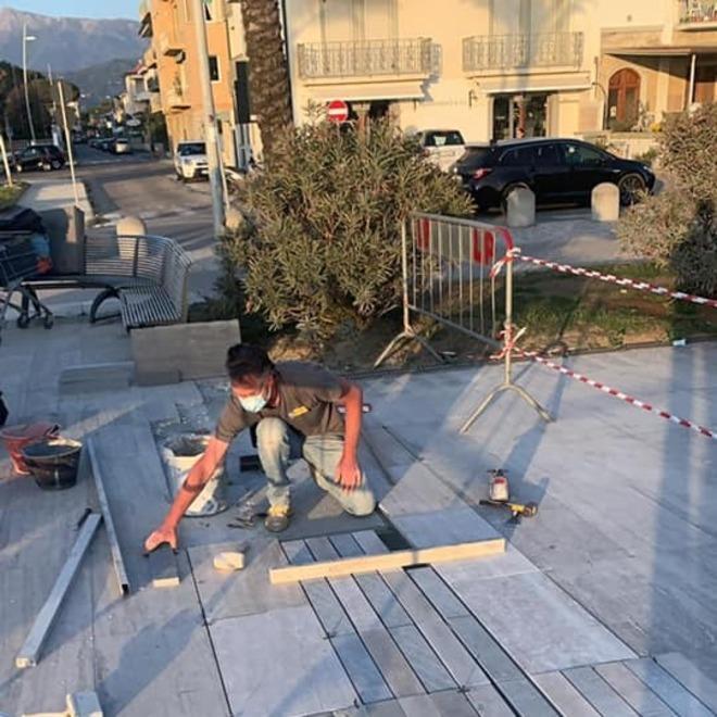 Viene riparato il pavimento in Passeggiata a Lido