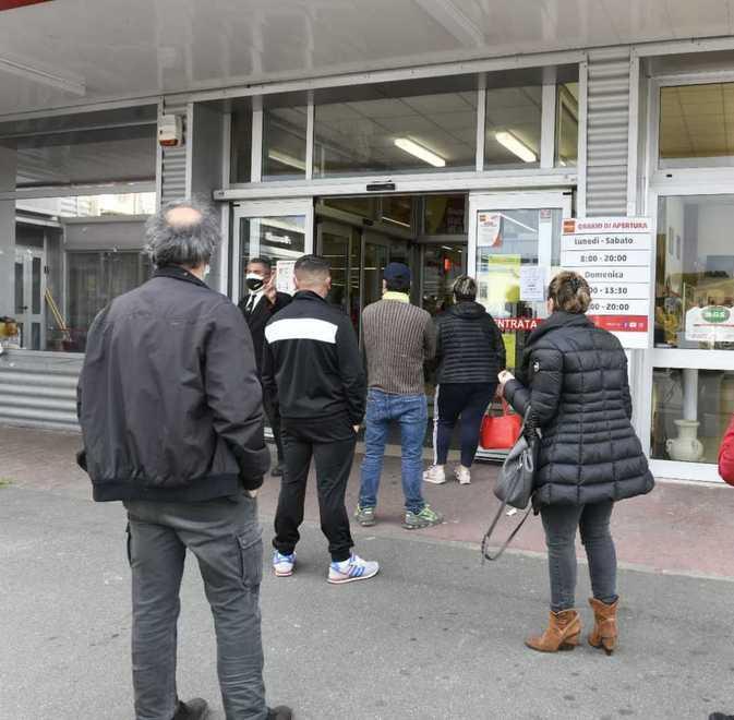 I commenti davanti ai supermercati «Pare di essere tornati al lockdown» 