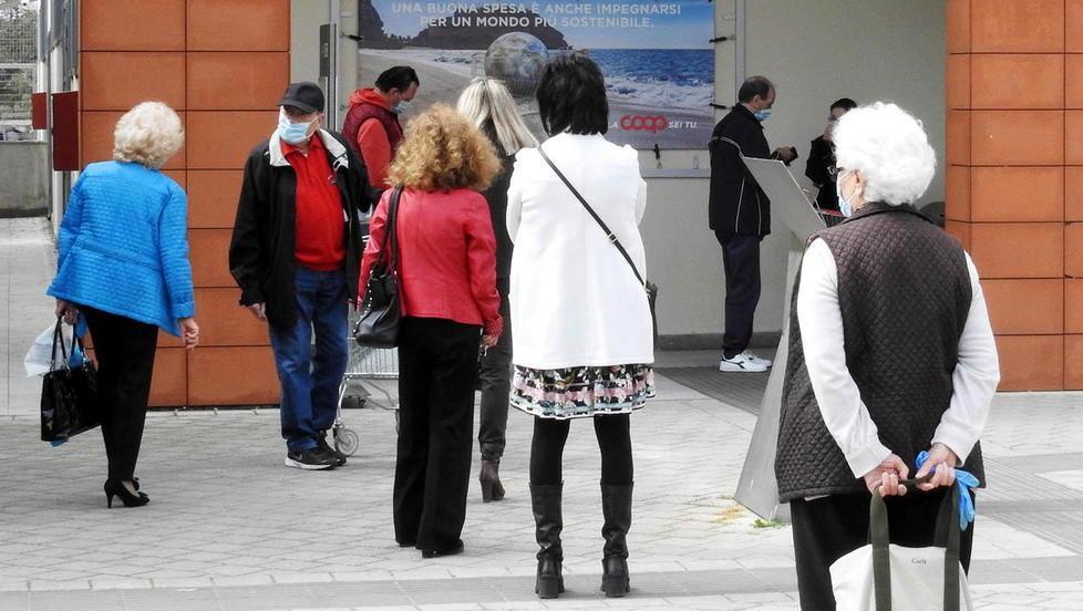 Poche code alla vigilia davanti ai supermercati 