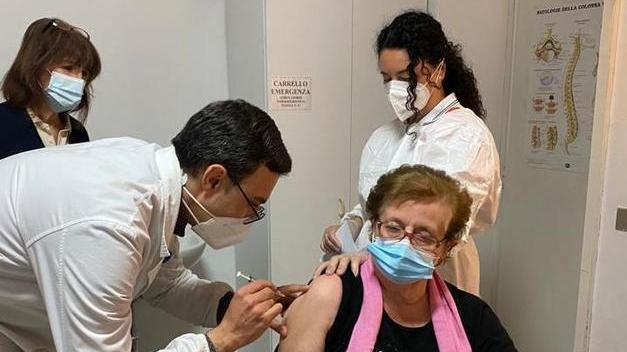 Vaccini agli over 80, si viaggia a rilento Ma l’Elba guida la classifica in Toscana