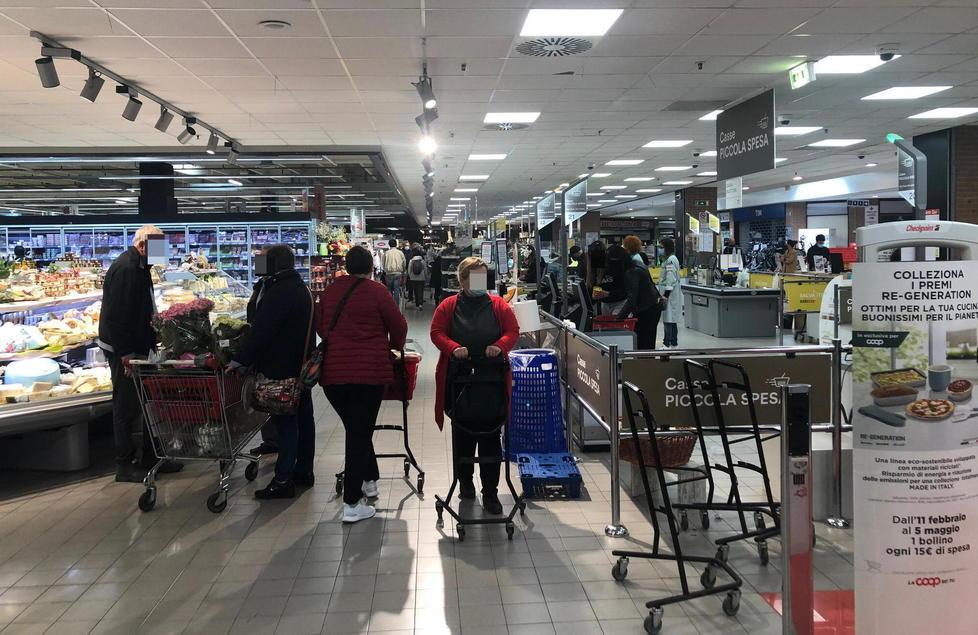 Vigilia in coda al market ma niente ressa: «Tanto le grigliate sono vietate» 