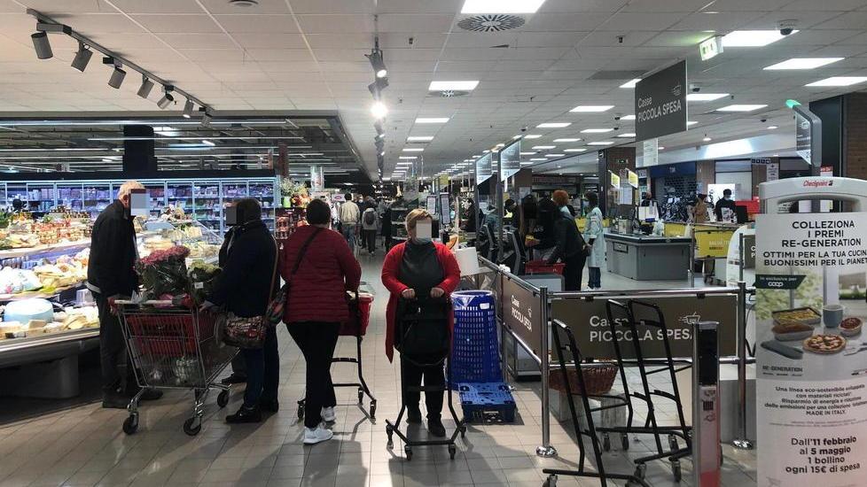 Vigilia in coda al market ma niente ressa: «Tanto le grigliate sono vietate»