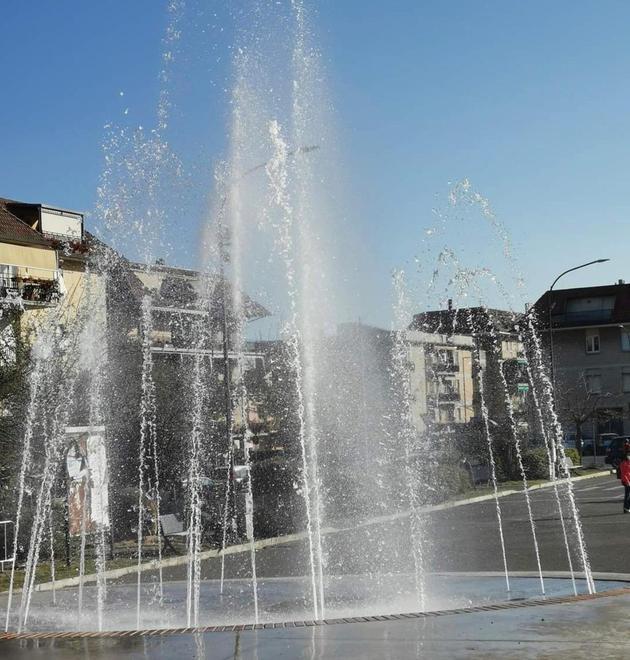 È tornata a zampillare la fontana in piazza