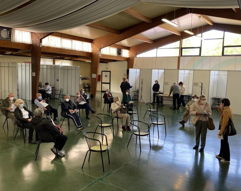 Cittadini in attesa del certificato di avvenuta vaccinazione (foto Michele Falorni)