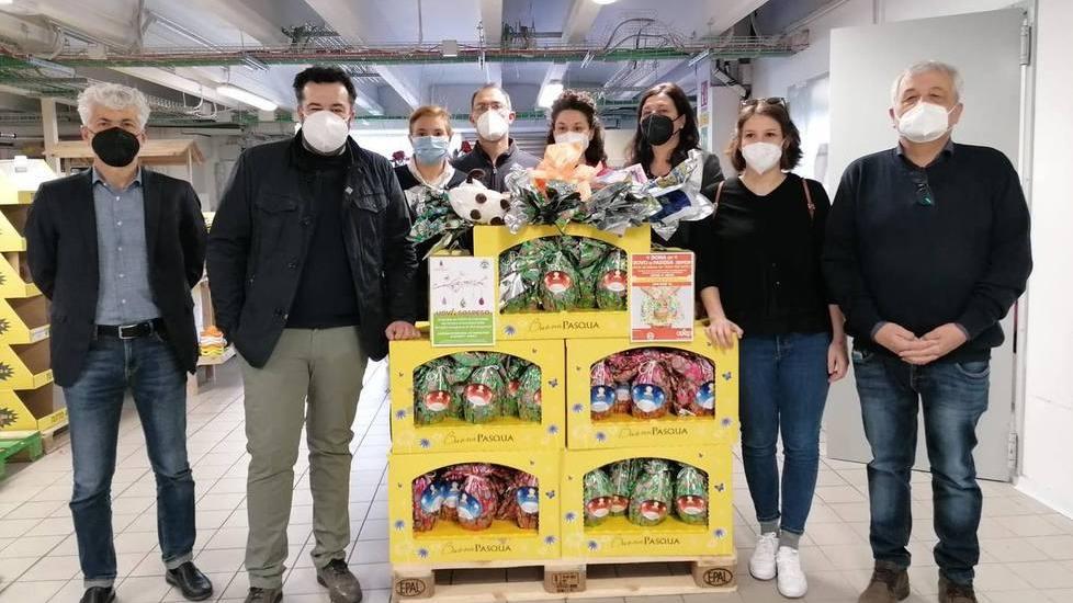 Donate 150 uova di cioccolato alle famiglie bisognose