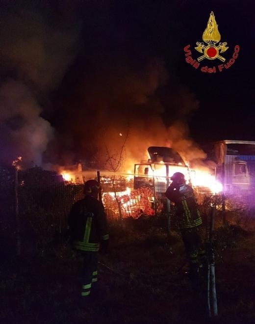 Brucia la discarica di auto