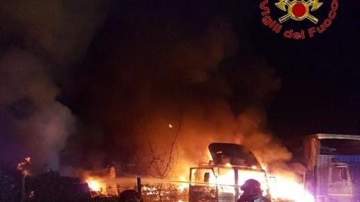 Brucia la discarica di auto