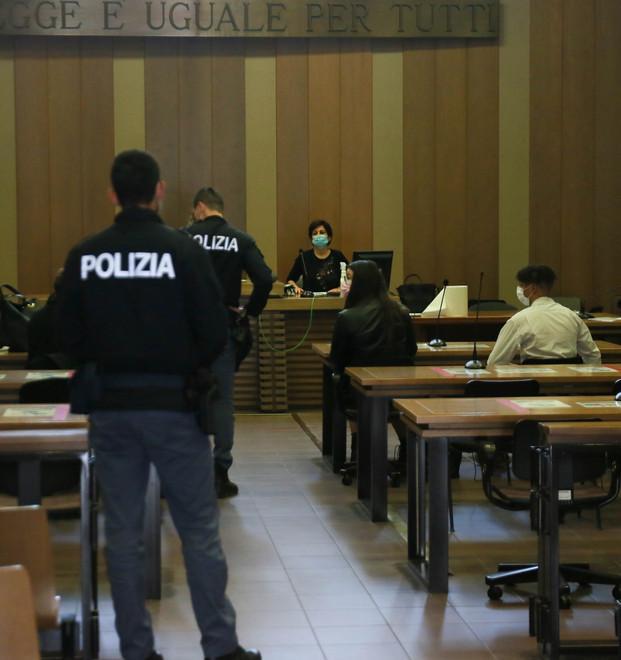 Botte e spinte in strada fra due fidanzati Arrestato un 21enne 