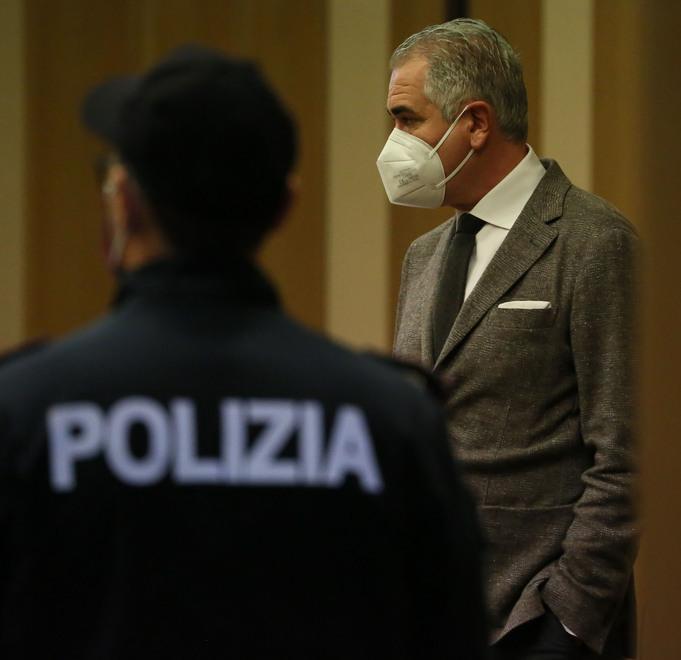 Truffa online, campani liberati rimane in carcere il 39enne