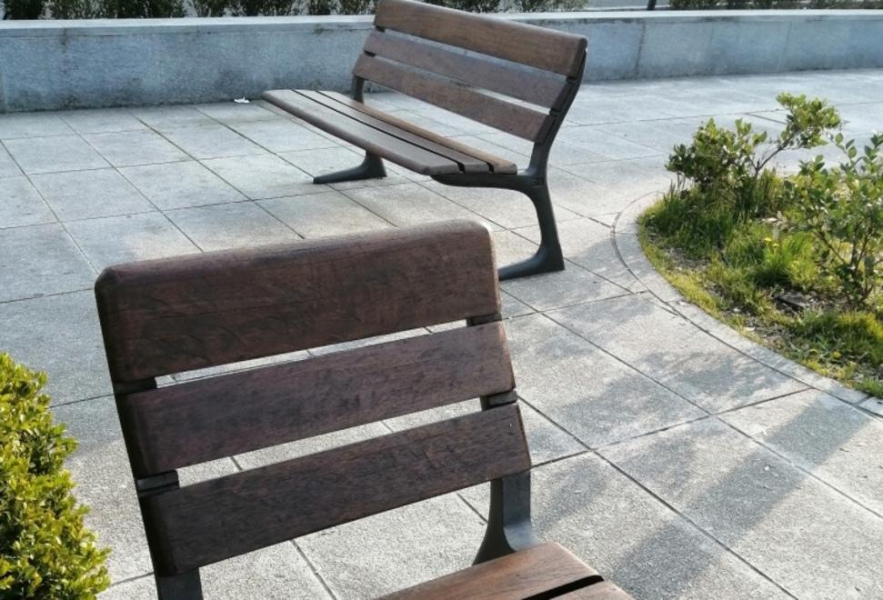 I volontari Auser in campo per sistemare le panchine del paese
