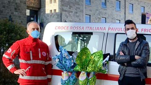 Dalla Cri uova e colombe per le famiglie bisognose