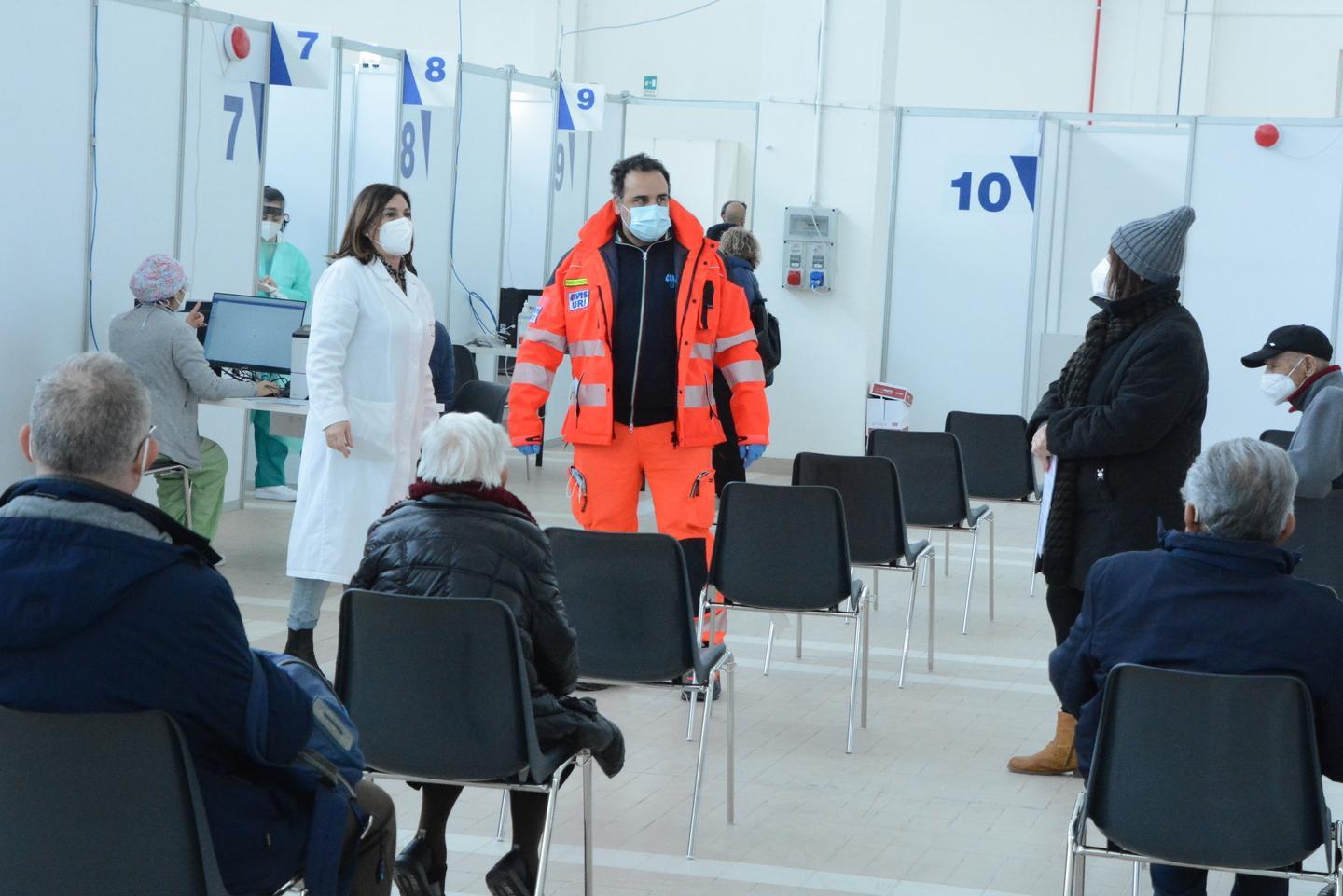 Vaccini, pochi over 80 bene con sanitari e Rsa 