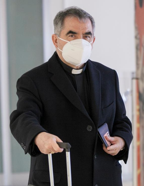 Il ritorno di don Angelino dopo l’abbraccio col Papa 