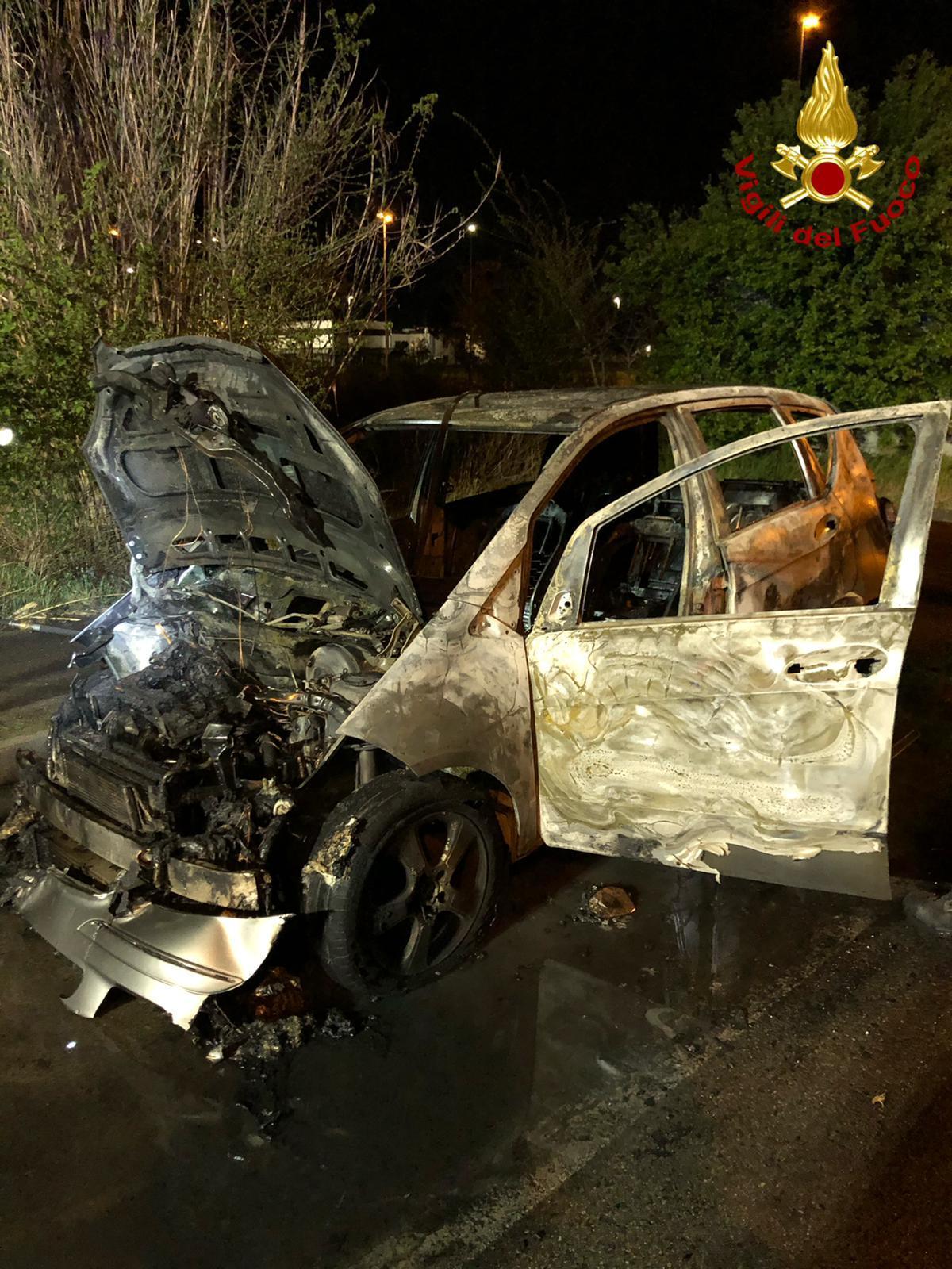 L'auto bruciata in via Lille a Paperino