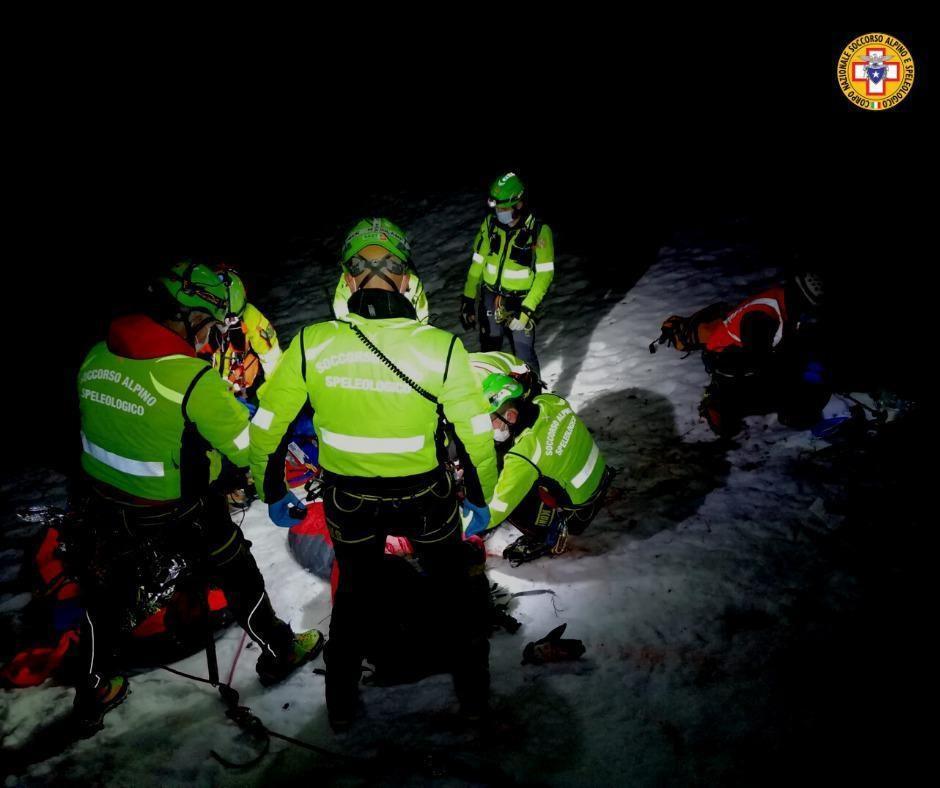 Un'immagine dell'intervento del Soccorso Alpino e speleologico toscano (Sast)