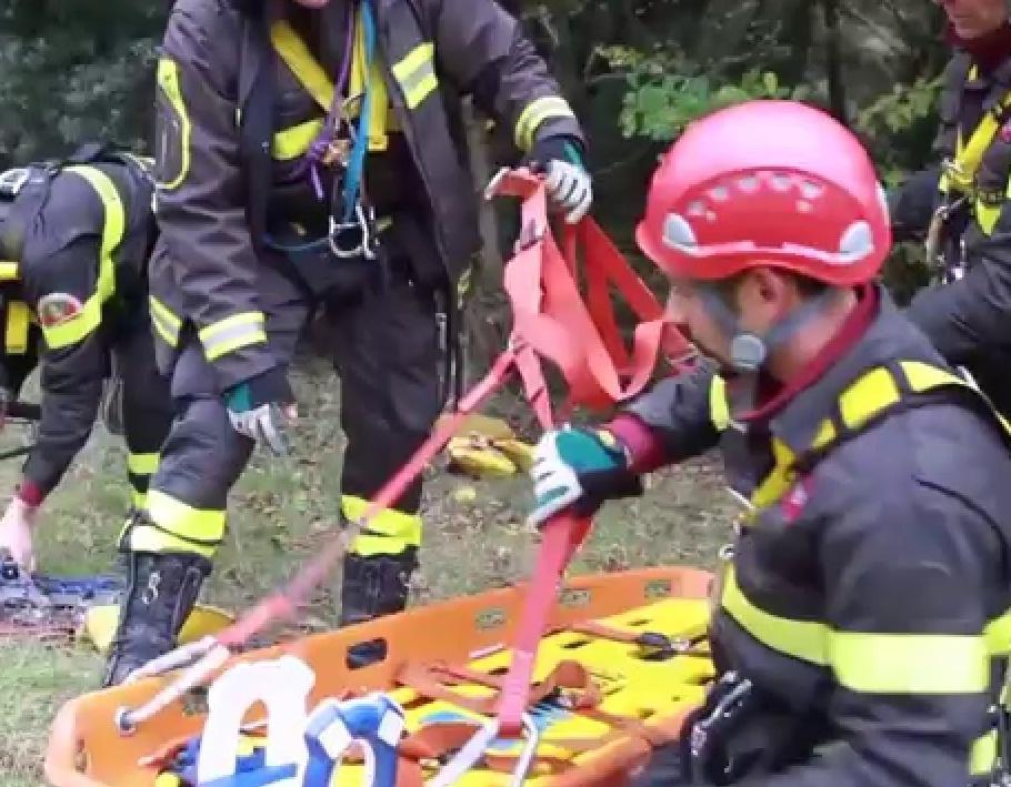 Donna cade in un fosso vicino a casa: recuperata dai vigili del fuoco