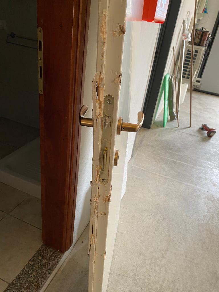 Una delle porte forzate dai ladri