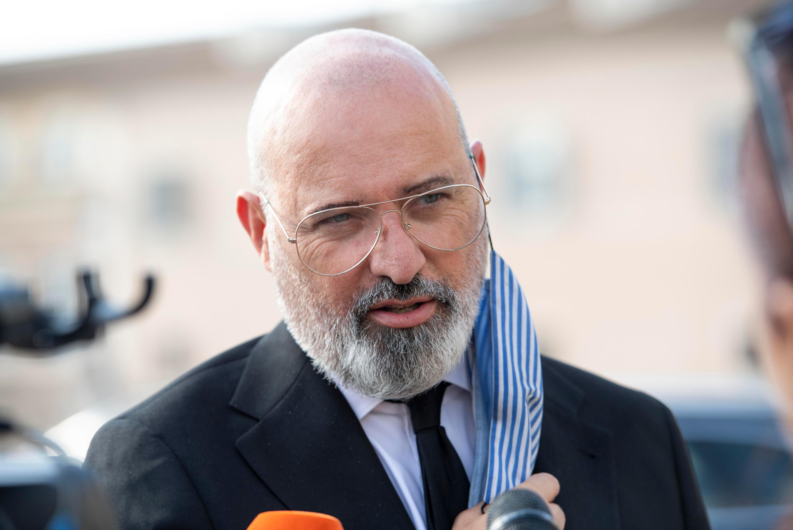 Campogalliano, "Frode Covid", contestatori recapitano un pacco a Bonaccini