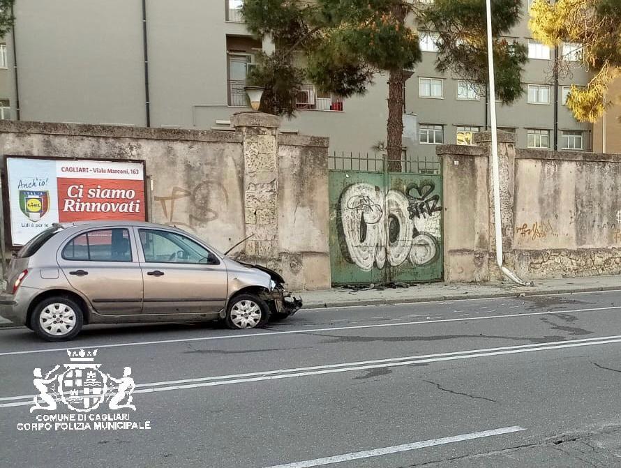 Cagliari, con l'auto contro un palo: ferita una donna di 45 anni