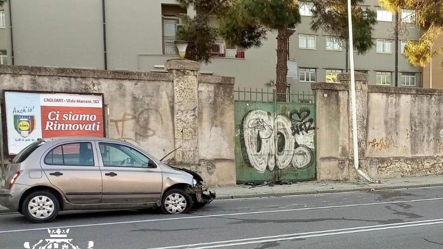Cagliari, con l'auto contro un palo: ferita una donna di 45 anni