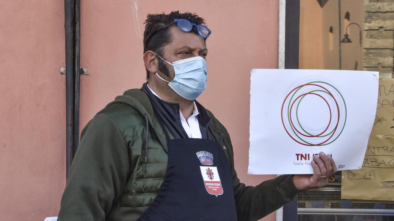 «Basta discorsi, ora i fatti», la rabbia dei ristoratori livornesi va in scena in piazza del Luogo Pio